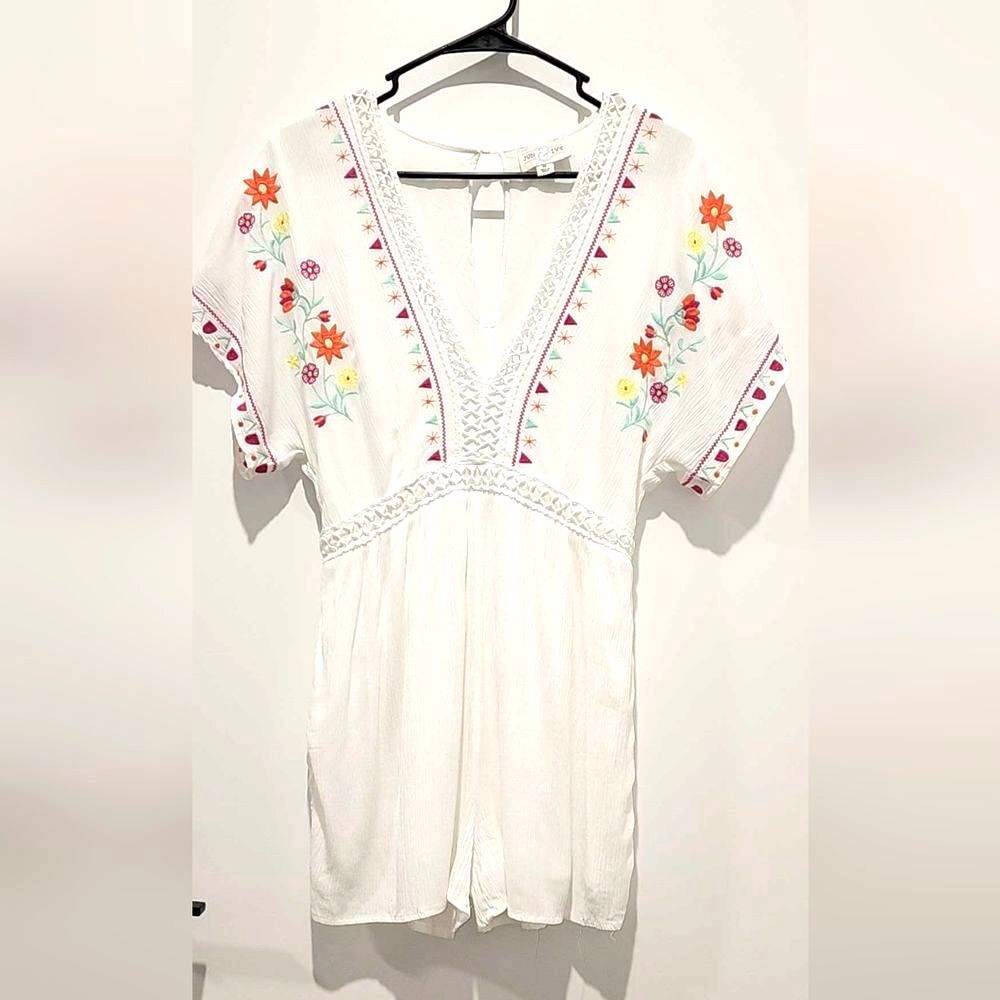 Elegant White Floral Embroidered Romper Size - Medium
